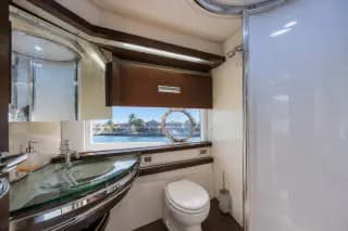 2009 Azimut 68S — photo 12